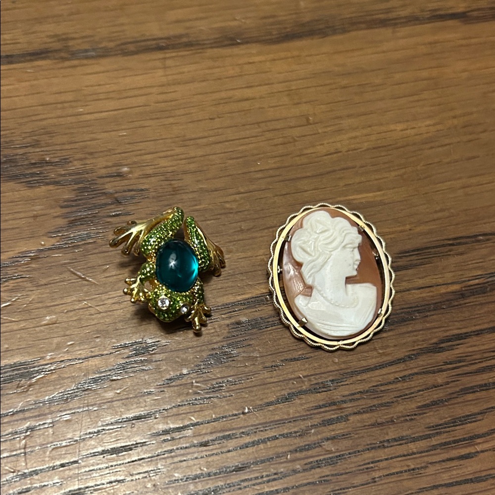Charming Lady Cameo and Green Frog Brooch